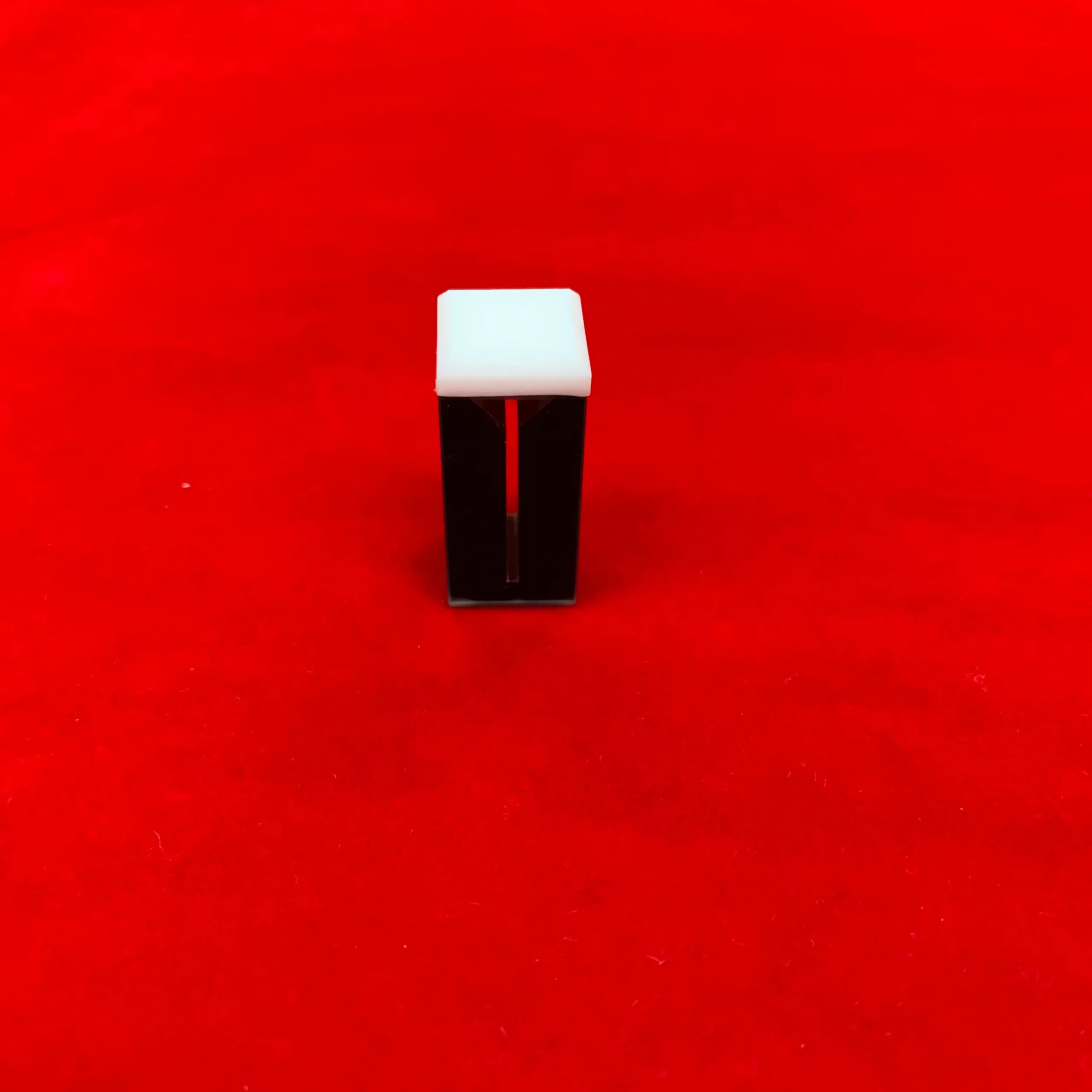 micro cuvette with black walls and lid