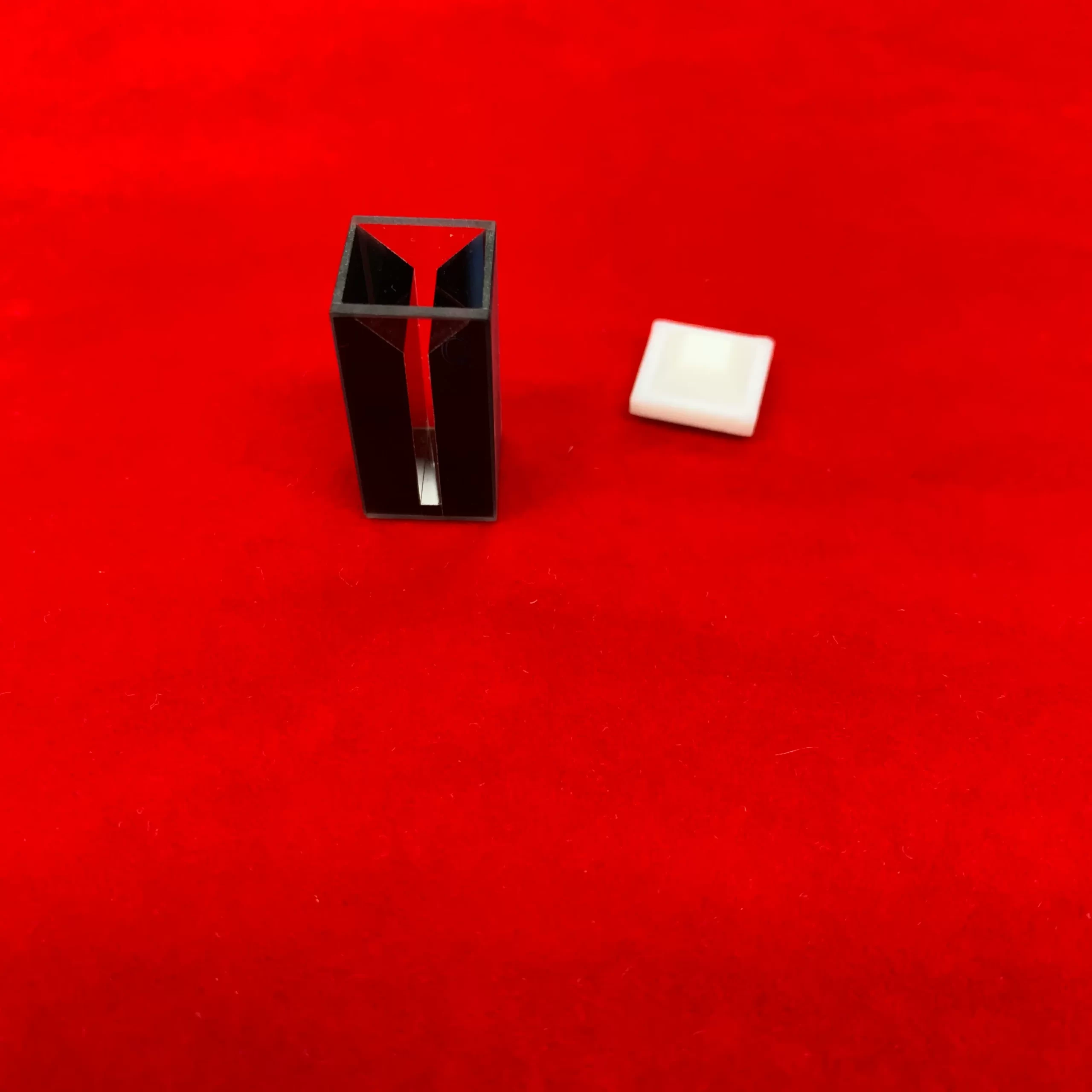 micro cuvette with black walls and lid